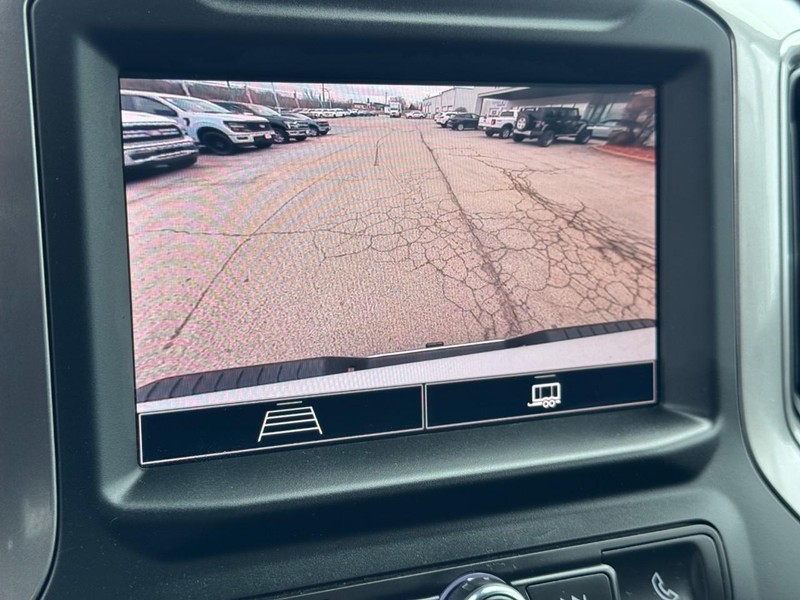 Chevrolet Silverado 3500HD Vehicle Full-screen Gallery Image 19