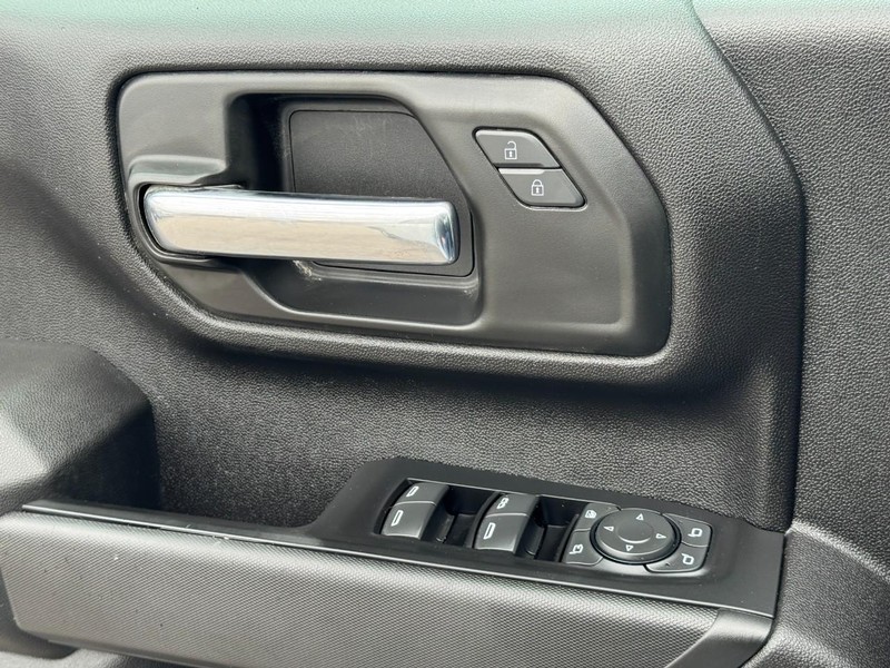 Chevrolet Silverado 3500HD Vehicle Full-screen Gallery Image 20