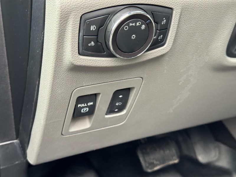 Ford F-150 Vehicle Full-screen Gallery Image 17