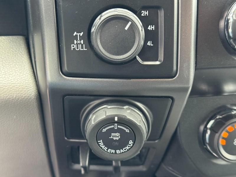 Ford F-150 Vehicle Full-screen Gallery Image 23