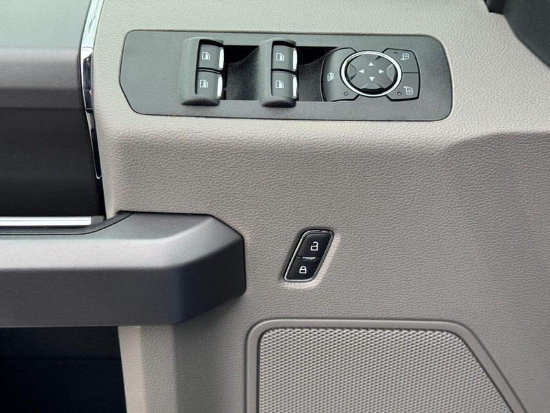 Ford F-150 Vehicle Full-screen Gallery Image 25