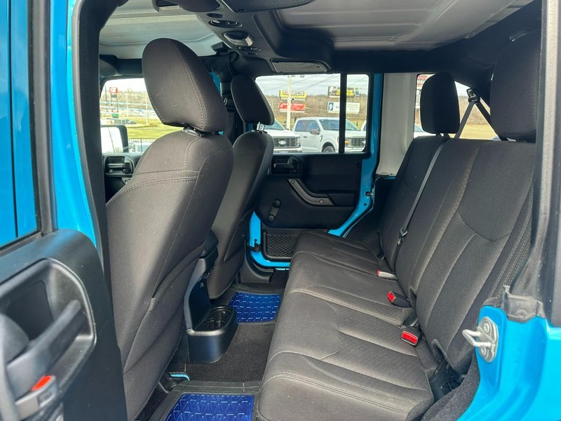 Jeep Wrangler JK Unlimited Vehicle Full-screen Gallery Image 09