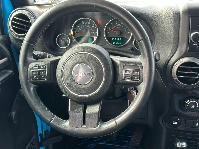 Jeep Wrangler JK Unlimited Vehicle Full-screen Gallery Image 11