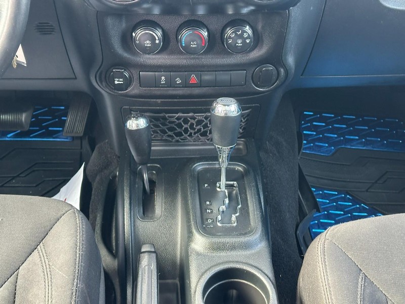 Jeep Wrangler JK Unlimited Vehicle Full-screen Gallery Image 13