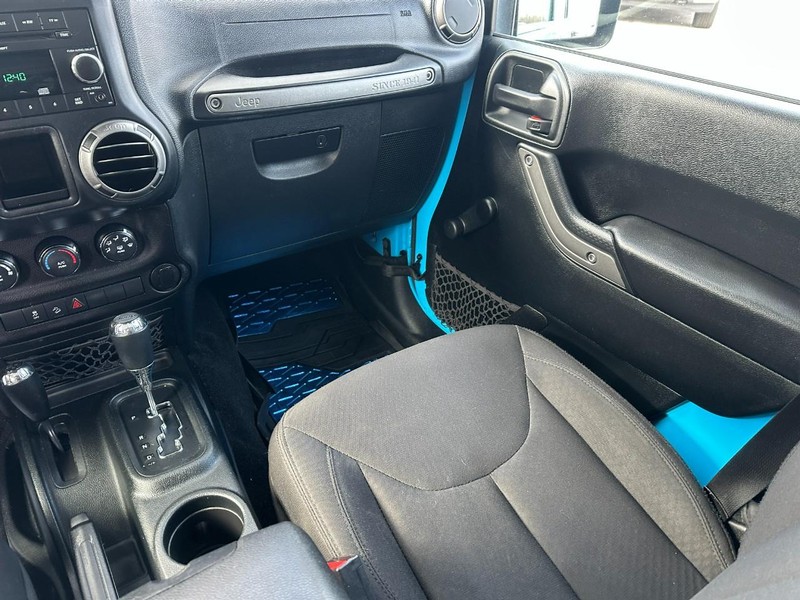 Jeep Wrangler JK Unlimited Vehicle Full-screen Gallery Image 14