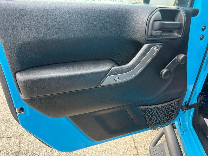 Jeep Wrangler JK Unlimited Vehicle Full-screen Gallery Image 15