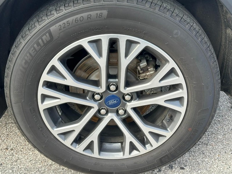 Ford Escape Vehicle Full-screen Gallery Image 06