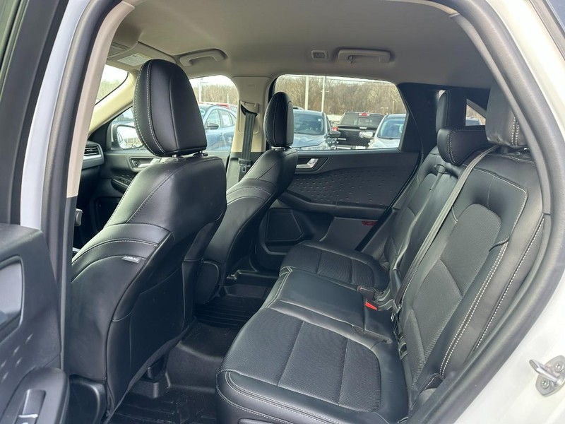 Ford Escape Vehicle Full-screen Gallery Image 10