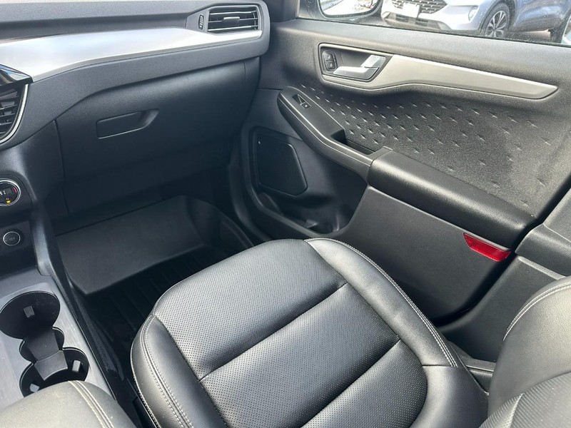 Ford Escape Vehicle Full-screen Gallery Image 15