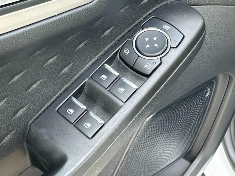 Ford Escape Vehicle Full-screen Gallery Image 16