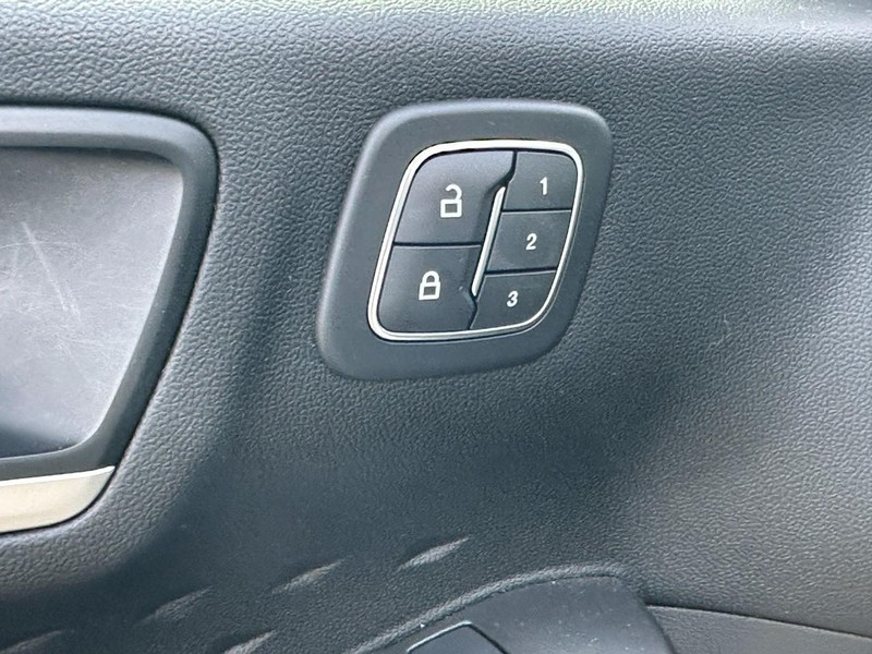 Ford Escape Vehicle Full-screen Gallery Image 17