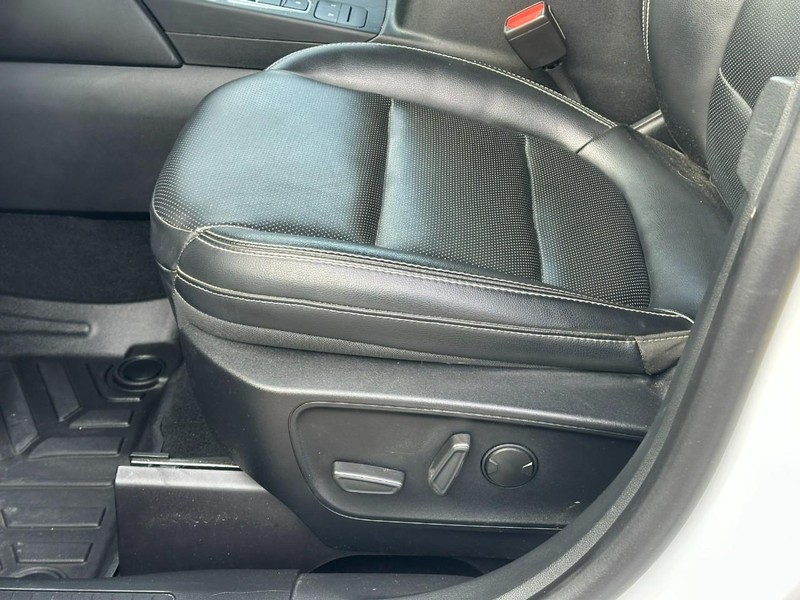 Ford Escape Vehicle Full-screen Gallery Image 18