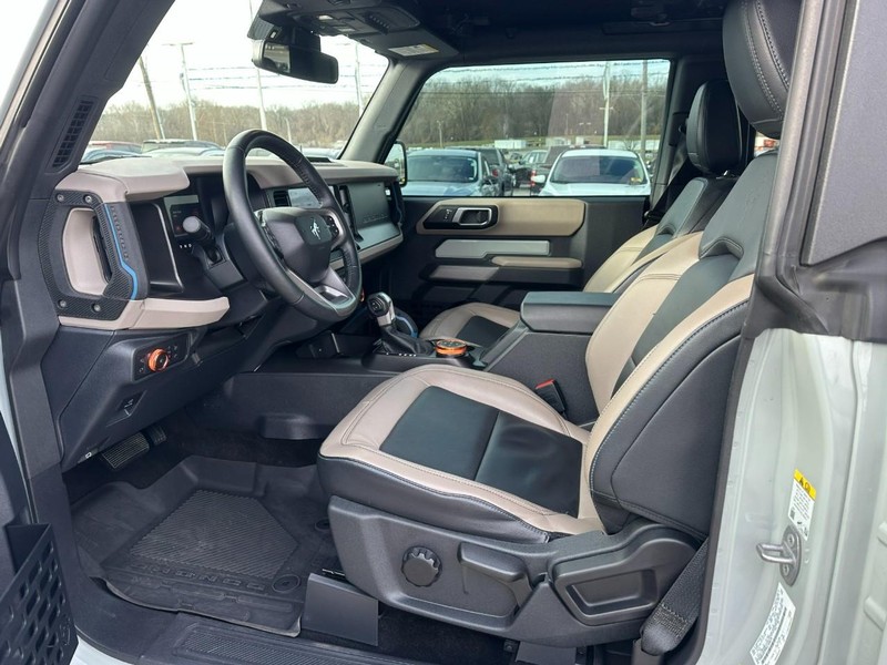 Ford Bronco Vehicle Full-screen Gallery Image 11