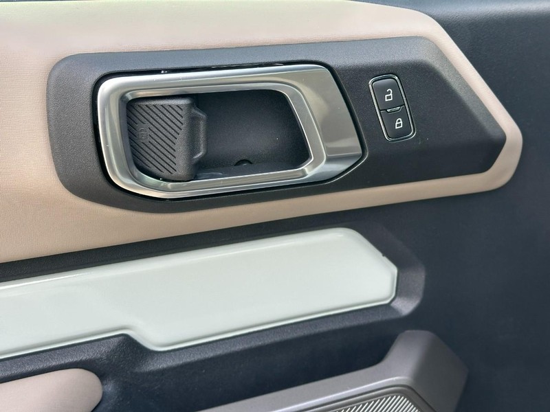 Ford Bronco Vehicle Full-screen Gallery Image 13