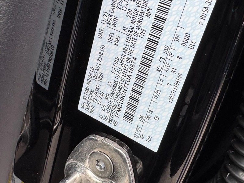 Ford Escape Vehicle Full-screen Gallery Image 18