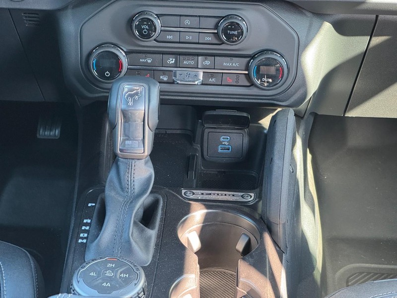 Ford Bronco Vehicle Full-screen Gallery Image 09