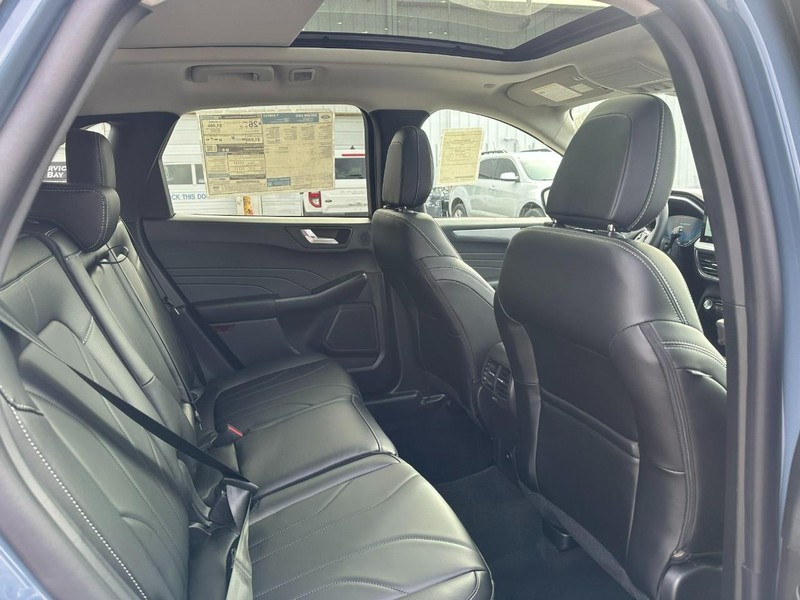 Ford Escape Vehicle Full-screen Gallery Image 04