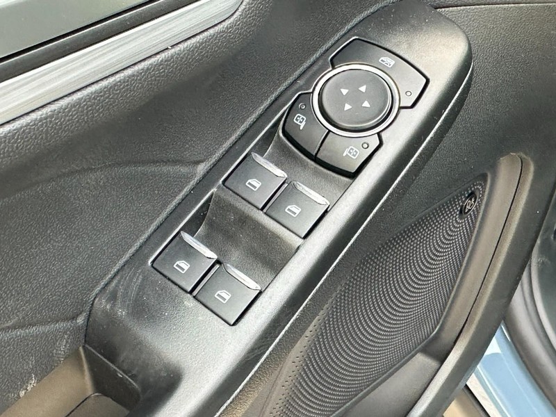 Ford Escape Vehicle Full-screen Gallery Image 10