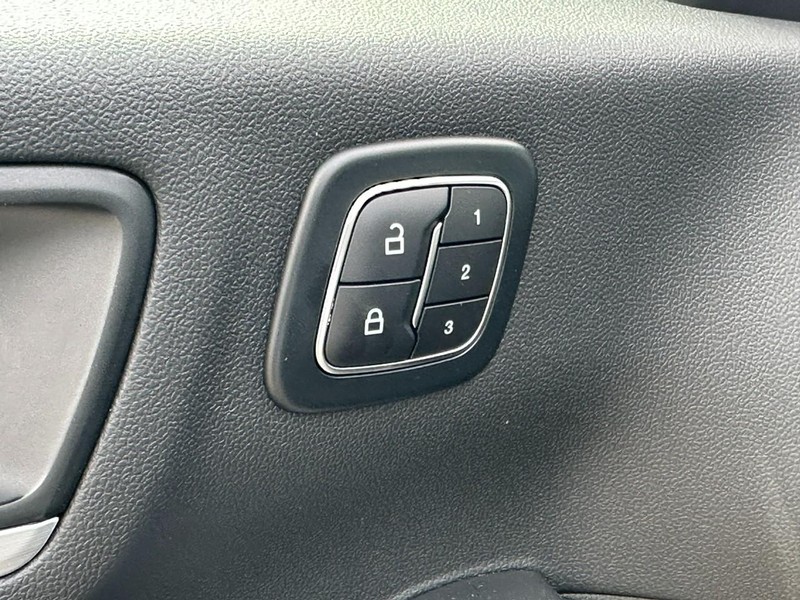 Ford Escape Vehicle Full-screen Gallery Image 11