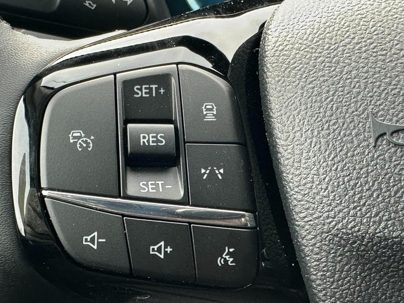 Ford Escape Vehicle Full-screen Gallery Image 13