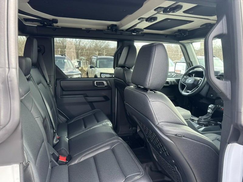 Ford Bronco Vehicle Full-screen Gallery Image 04