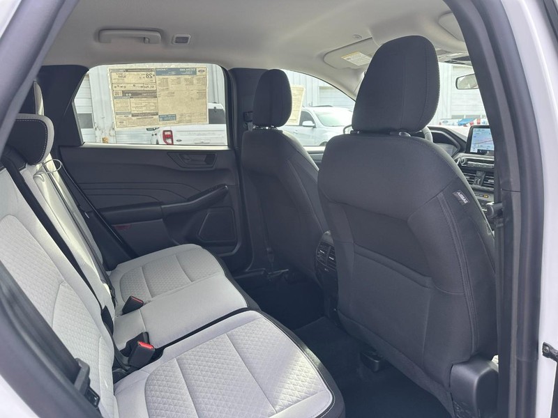 Ford Escape Vehicle Full-screen Gallery Image 04