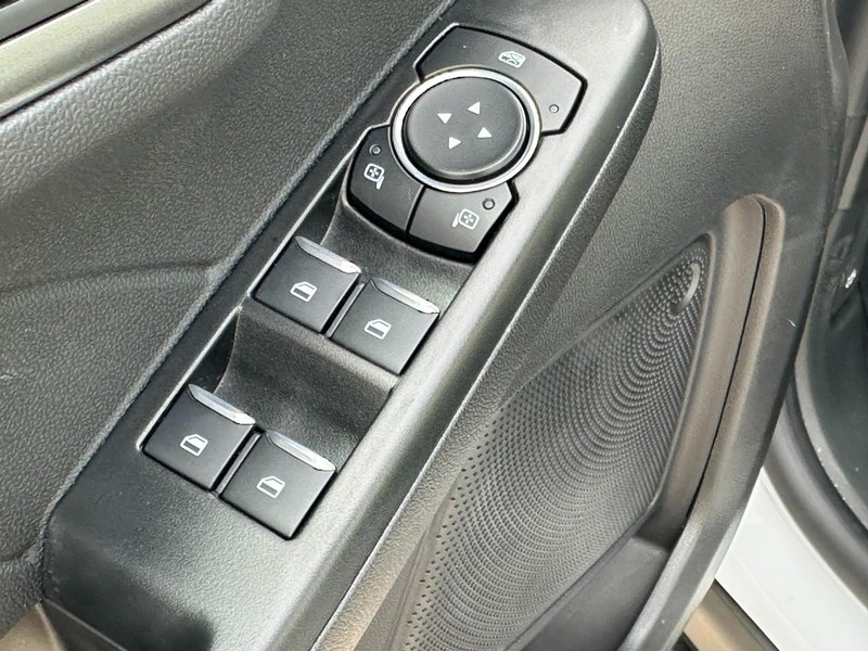 Ford Escape Vehicle Full-screen Gallery Image 09