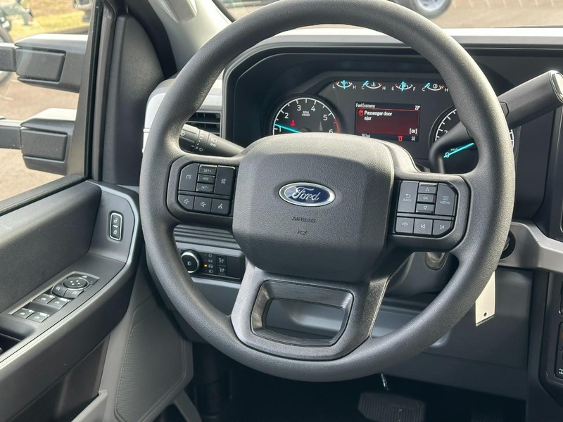 Ford Super Duty F-350 SRW Vehicle Full-screen Gallery Image 06