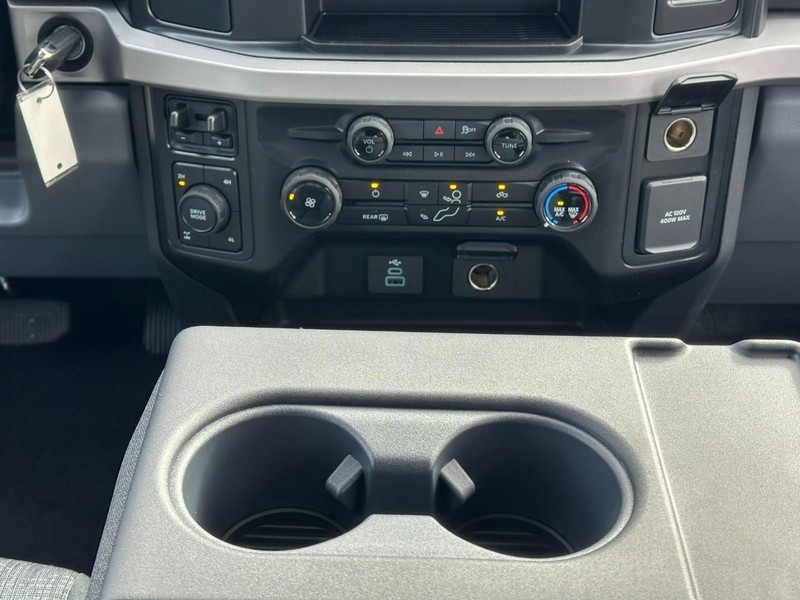 Ford Super Duty F-350 SRW Vehicle Full-screen Gallery Image 08