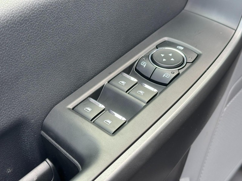 Ford Super Duty F-350 SRW Vehicle Full-screen Gallery Image 09