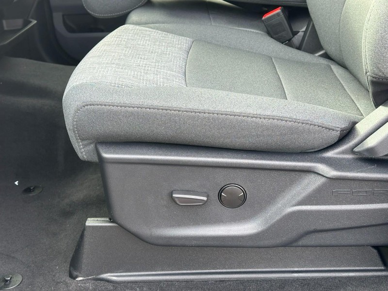 Ford Super Duty F-350 SRW Vehicle Full-screen Gallery Image 10