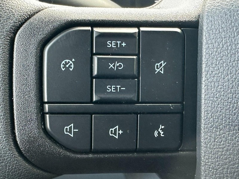 Ford Super Duty F-350 SRW Vehicle Full-screen Gallery Image 11