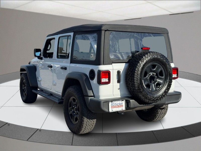 Jeep Wrangler Vehicle Full-screen Gallery Image 06