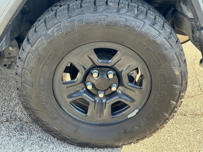 Jeep Wrangler Vehicle Full-screen Gallery Image 07