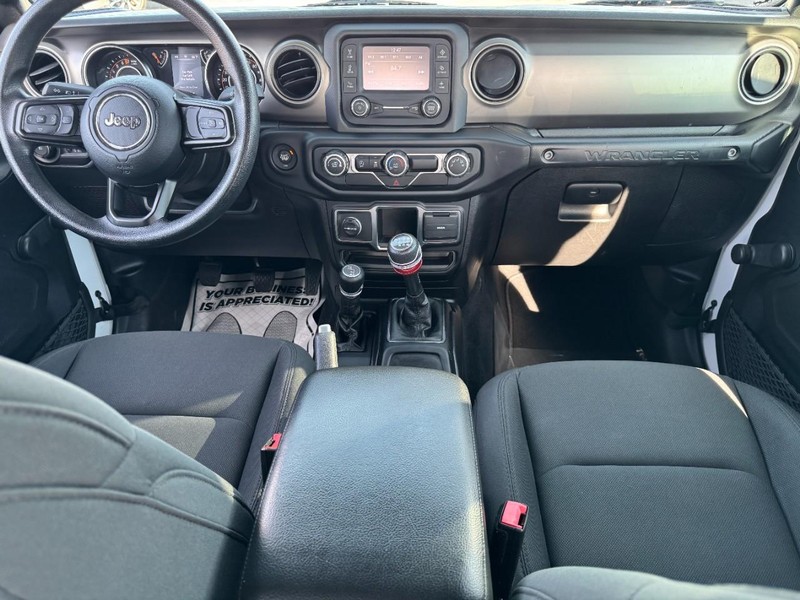 Jeep Wrangler Vehicle Full-screen Gallery Image 11