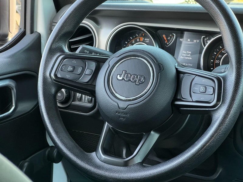 Jeep Wrangler Vehicle Full-screen Gallery Image 12