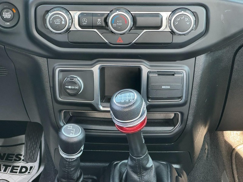 Jeep Wrangler Vehicle Full-screen Gallery Image 14