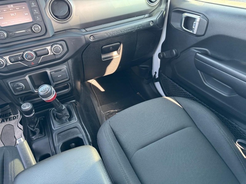 Jeep Wrangler Vehicle Full-screen Gallery Image 15