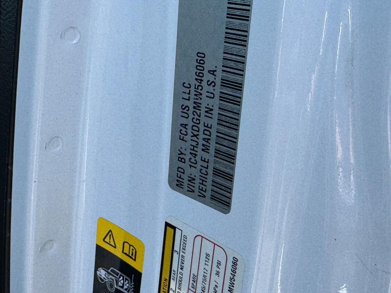 Jeep Wrangler Vehicle Full-screen Gallery Image 25