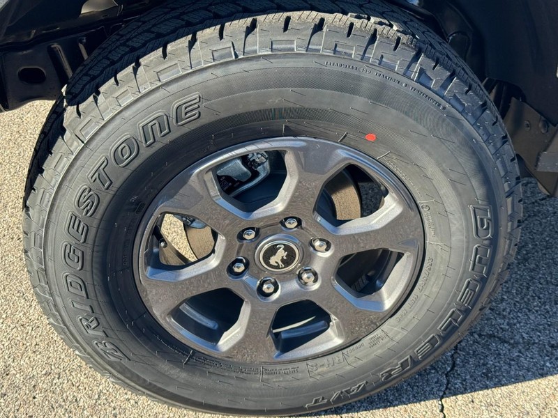 Ford Bronco Vehicle Full-screen Gallery Image 04