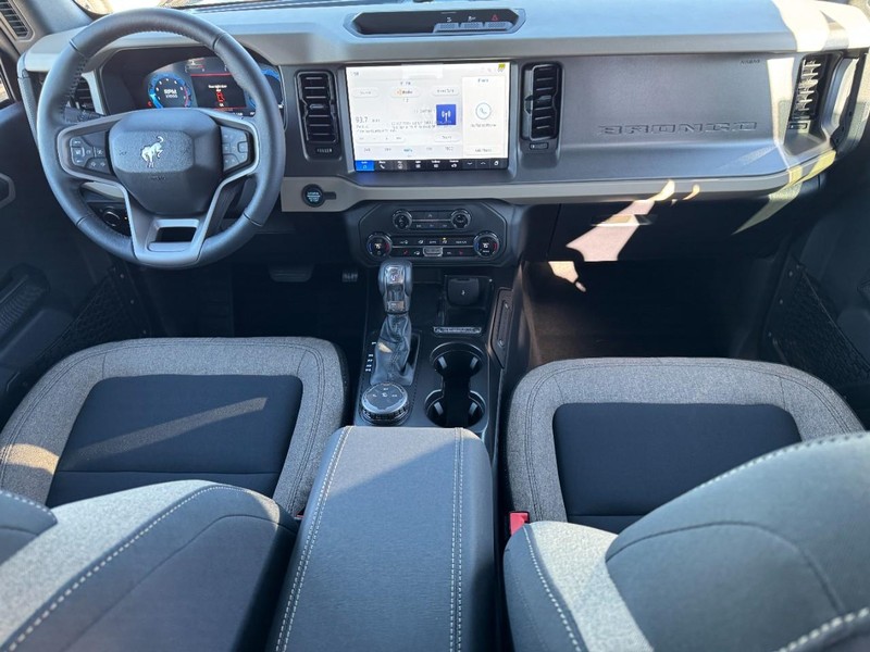 Ford Bronco Vehicle Full-screen Gallery Image 06