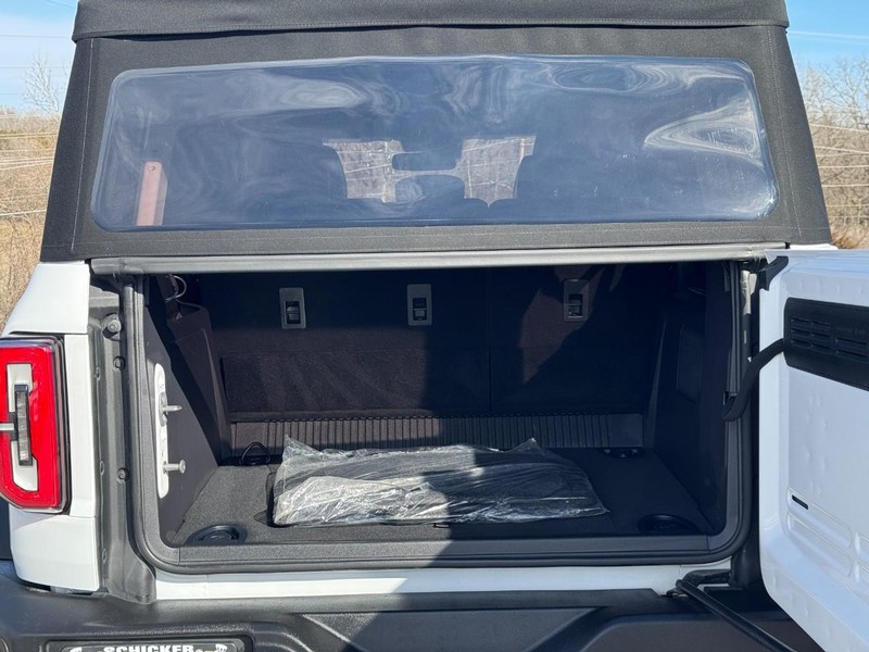 Ford Bronco Vehicle Full-screen Gallery Image 05