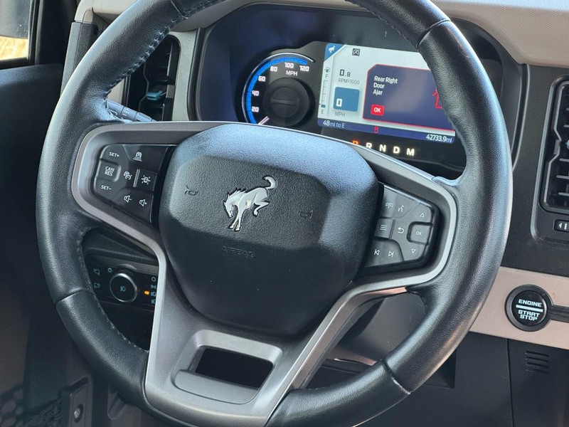 Ford Bronco Vehicle Full-screen Gallery Image 12