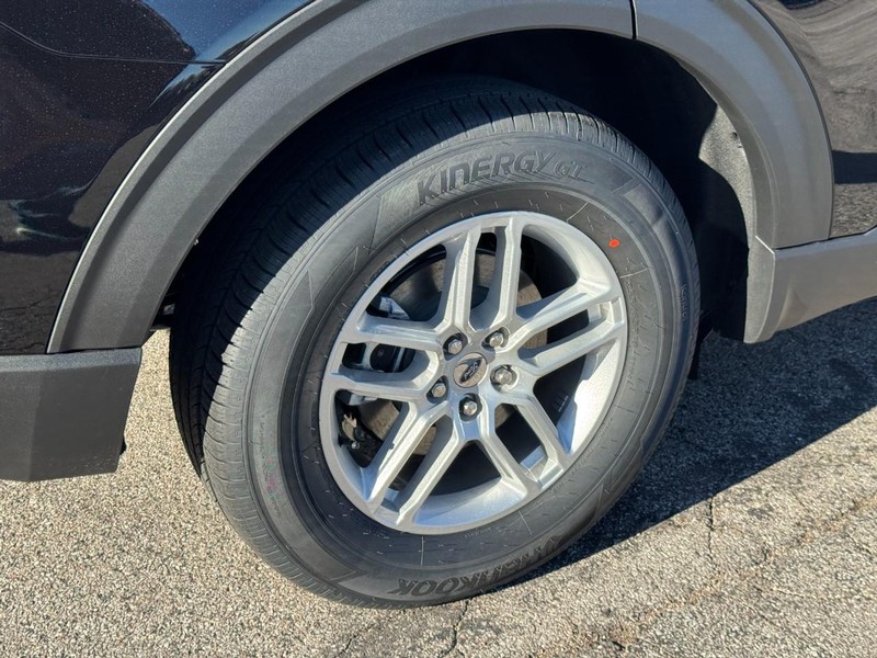 Ford Explorer Vehicle Full-screen Gallery Image 04