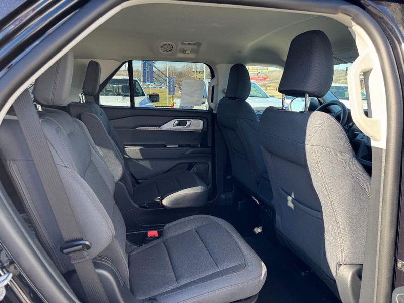 Ford Explorer Vehicle Full-screen Gallery Image 05