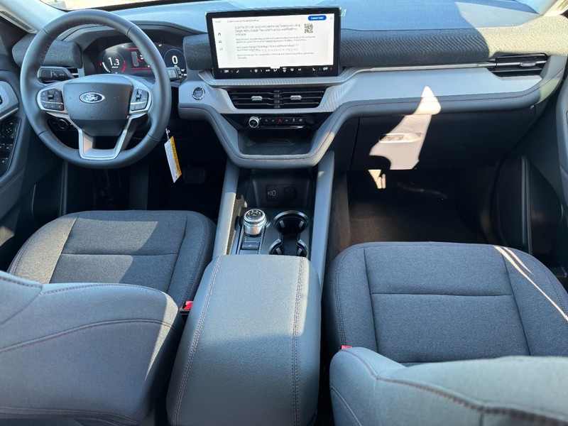 Ford Explorer Vehicle Full-screen Gallery Image 07