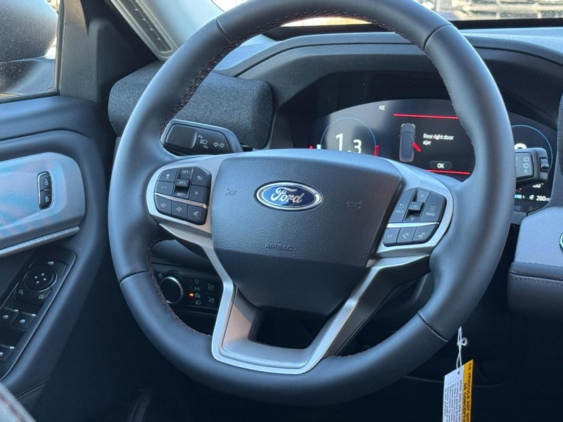 Ford Explorer Vehicle Full-screen Gallery Image 08