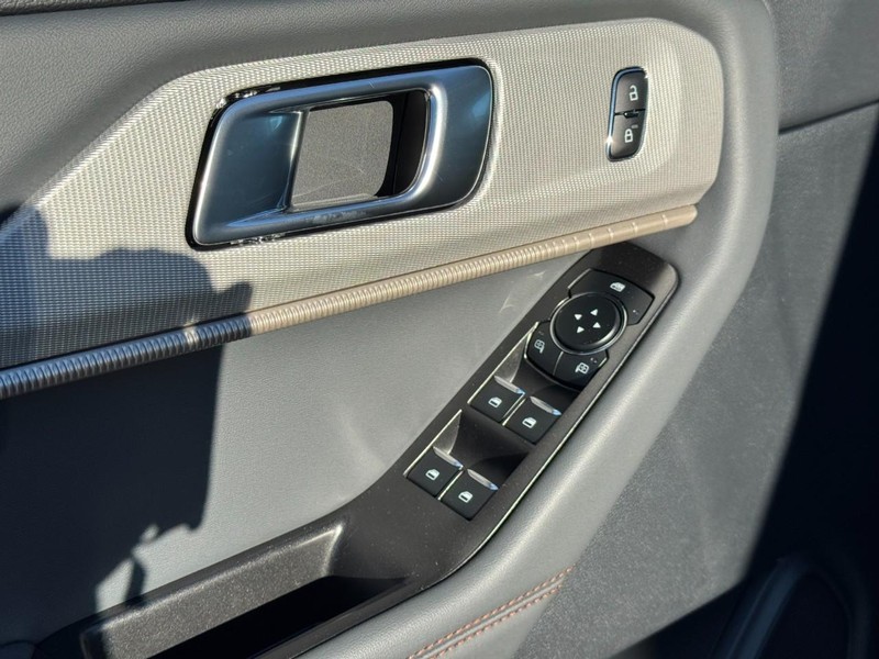 Ford Explorer Vehicle Full-screen Gallery Image 11