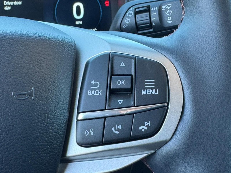 Ford Explorer Vehicle Full-screen Gallery Image 15