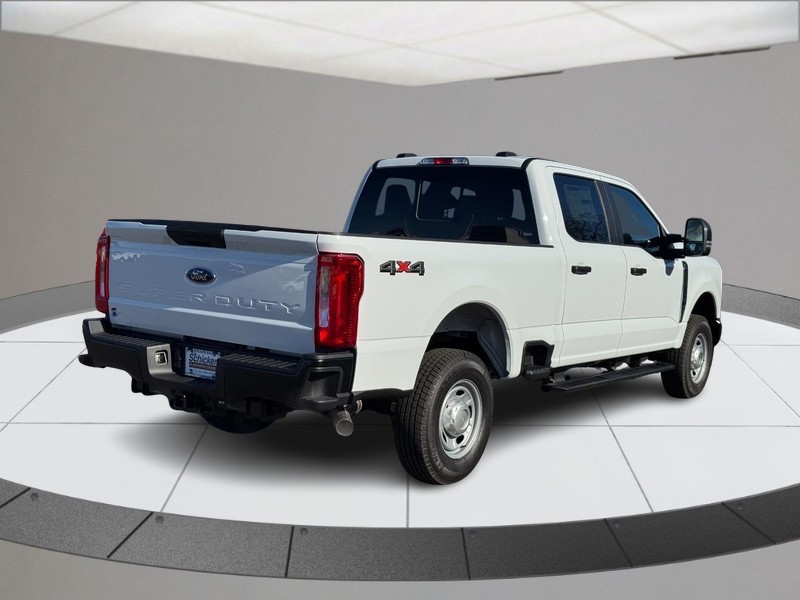 Ford Super Duty F-250 SRW Vehicle Full-screen Gallery Image 03
